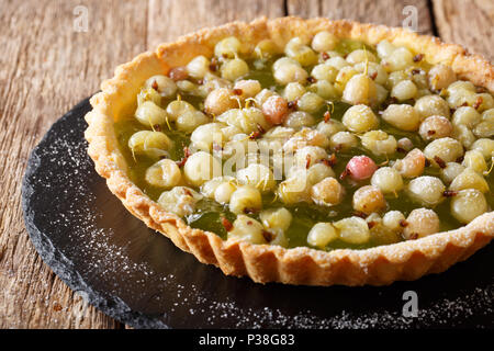 Tarte sucré avec de la confiture de groseille et de close-up sur la table horizontale. Banque D'Images