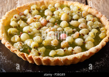 Dessert gâteau ouvert d'une farce de groseilles close-up sur une table horizontale. Banque D'Images