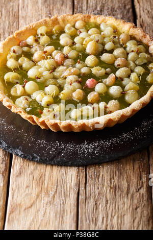 Tarte sucré fait maison d'une farce de baies de groseilles close-up sur la table verticale. Banque D'Images