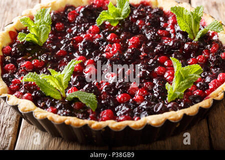 Tarte aux fruits d'été ouvert est décoré de menthe poivrée close-up dans un plat allant au four, sur une table horizontale. Banque D'Images