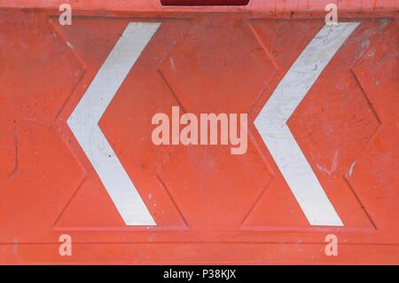 Barrière plastique en orange utilisé comme un signal de sécurité pendant les travaux de construction. Banque D'Images