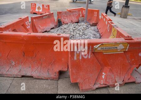 Structures en plastique de couleur orange utilisés comme barrières de sécurité pendant les travaux de construction. Banque D'Images