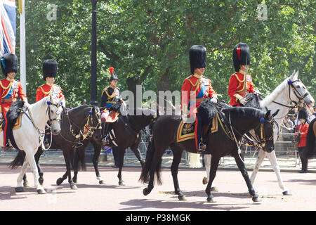 La famille royale d'assister à une parade la couleur, le Prince William, le Prince Charles, le Prince Andrew et la princesse Anne à cheval derrière le chariot de Queens Banque D'Images