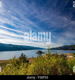 Colorés étonnants carrés avec paysage nuageux petite île au sud de la Bulgarie, du barrage de Dospat Banque D'Images