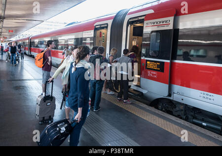 FrecciaRosa les voyageurs à la gare de Salerne conseil à partir de la gare de Termini. FrecciaRosa, une fois connu sous le nom de l'Eurostar Italia, sont les trains à grande vitesse. Mai 2017 Banque D'Images