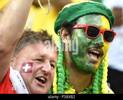 Rostov, Russie, 17 juin 2018. Fans cheer avant d'un groupe E match entre le Brésil et la Suisse à la Coupe du Monde FIFA 2018 à Rostov-sur-Don, la Russie, le 17 juin 2018. Crédit : Chen Yichen/Xinhua/Alamy Live News Banque D'Images