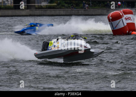 Grant Trask pour conduite F1 Racing l'équipe de l'Atlantique dans le F1H2O Bateau de Moteur de Formule 1 Grand Prix de Londres au Royal Victoria Dock, London Docklands, Newham, Royaume-Uni Banque D'Images