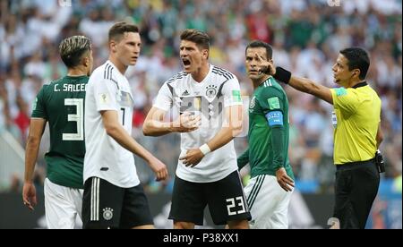 Moscou, Russie. 17 Juin, 2018. firo : 17.06.2018, Moscou, football, soccer, Allemagne - Mexique, Mexique 0 1 : Mario Gomez, GER, l'excitation dans le monde de l'utilisation | Credit : dpa/Alamy Live News Banque D'Images