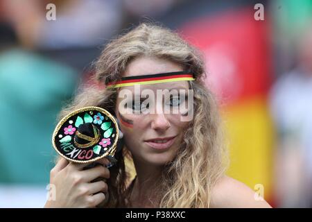 Moscou, Russie. 17 Juin, 2018. firo : 17.06.2018, Moscou, football, soccer, Allemagne - Mexique, Mexique 0 : 1 Fan de l'Allemagne, l'utilisation de crédit à travers le monde | Femmes : dpa/Alamy Live News Banque D'Images