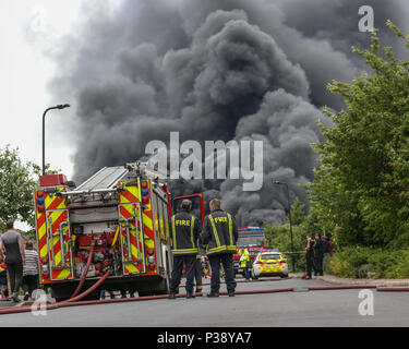 Dimanche 17 juin 2018, Kilnhurst Kilnhurst , incendie de l'usine de recyclage, en Angleterre, Kilnhurst Kilnhurst incendie de l'usine de recyclage à Rotherham dans le Yorkshire du Sud, l'usine est en feu avec plus de 25 pompiers, 10 ambulances et des centaines de policiers sont présents plus de 25 camions de pompiers sont présents comme le feu s'intensifie et la fumée pille des milliers de pieds en l'air Crédit : News Images /Alamy Live News Banque D'Images