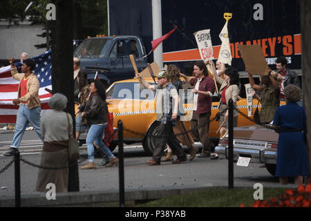 Washington, USA. 17 Juin, 2018. La suite de 2017's Wonder Woman a été filmer autour de Washington et dans la région en juin. Ici, nous voyons une scène sur Pennsylvania Avenue passant devant l'édifice des Archives nationales. Il semble y avoir plusieurs manifestants, portant un grand drapeau américain et d'un portant un panneau, ''tout le monde est égal'' ainsi qu'une avec un signe de la paix. Un taxi et vintage brown berline qui serait approprié de 1984, la période de la suite, peut être vu sur la rue. Credit : Evan Golub/ZUMA/Alamy Fil Live News Banque D'Images