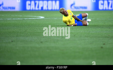 Rostov-sur-Don. 17 Juin, 2018. Le Brésil de Neymar tombe vers le bas lors d'un groupe E match entre le Brésil et la Suisse à la Coupe du Monde FIFA 2018 à Rostov-sur-Don, la Russie, le 17 juin 2018. Crédit : Li Ga/Xinhua/Alamy Live News Banque D'Images