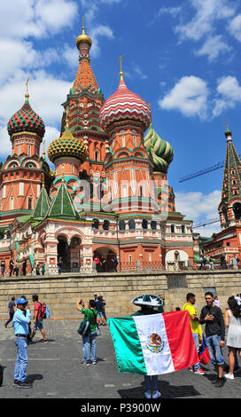 Moscou, Russie. 17 Juin, 2018. Fans de l'équipe nationale de football du Mexique dans la rue de Moscou, Russie le 17 juin 2018. Credit : Krasnevsky/Alamy Live News Banque D'Images