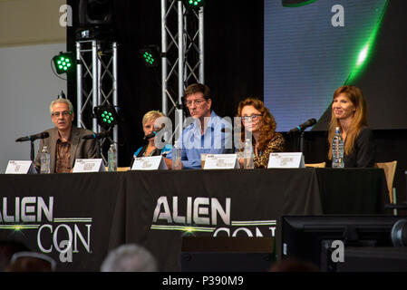 Pasadena, Californie, le 16 juin 2018, un groupe d'experts, Nick Pope, Kathleen Marden, Bret Oldham, Linda Moulton Howe et Caroline Cory tenir une discussion sur les enlèvements extraterrestres à AlienCon jour 2. Credit : Ken Howard Images/Alamy Live News Banque D'Images