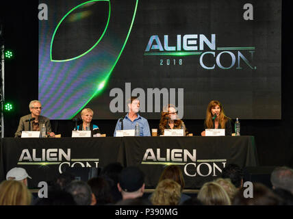 Pasadena, Californie, le 16 juin 2018, un groupe d'experts, Nick Pope, Kathleen Marden, Bret Oldham, Linda Moulton Howe et Caroline Cory tenir une discussion sur les enlèvements extraterrestres à AlienCon jour 2. Credit : Ken Howard Images/Alamy Live News Banque D'Images