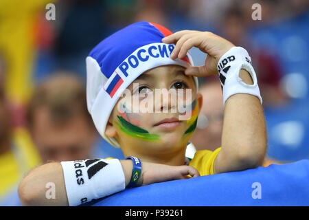 Rostov On Don, Russie. 17 Juin, 2018. Garçon russe, enfant, fan, fan de football, triste. Portret, portrait, portrait. Brésil (BRA) - Suisse (SUI) 1-1, premier tour, groupe E, match 09, le 17.06.2018 à Rostov-sur-Don, Rostov-Arena. Coupe du Monde de Football 2018 en Russie à partir de la 14.06. - 15.07.2018. Utilisation dans le monde entier | Credit : dpa/Alamy Live News Banque D'Images