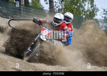 Kivioli, Estonie. 17 Juin, 2018. Marvin Vanluchene et Ben van den Bogaart de Belgique en compétition à la 7e ronde de championnat du Monde FIM Sidecarcross dans Kivioli, nord-est de l'Estonie, le 17 juin 2018. Marvin Vanluchene et Ben van den Bogaart a remporté la première place de l'événement. Crédit : Sergei Stepanov/Xinhua/Alamy Live News Banque D'Images