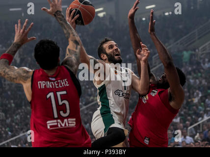 Athènes, Grèce. 17 Juin, 2018. Panathinaikos' Mike James (C) va au panier pendant le championnat de la ligue de basket grec match final entre l'Olympiacos et Panathinaikos au Stade Olympique Basketball Arena à Athènes, Grèce, le 17 juin 2018. Credit : Panagiotis Moschandreou/Xinhua/Alamy Live News Banque D'Images