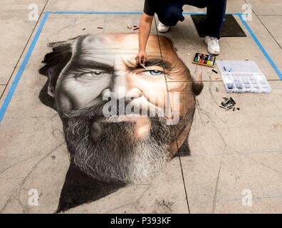 Pasadena, Californie, USA. 17 Juin, 2018. Les artistes travaillent pour compléter leurs murales sur le trottoir de l'avenue Paseo Colorado marketplace sur la deuxième journée de la Pasadena 2018 Festival de craie. Crédit : Brian Cahn/ZUMA/Alamy Fil Live News Banque D'Images