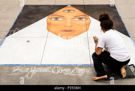 Pasadena, Californie, USA. 17 Juin, 2018. Les artistes travaillent pour compléter leurs murales sur le trottoir de l'avenue Paseo Colorado marketplace sur la deuxième journée de la Pasadena 2018 Festival de craie. Crédit : Brian Cahn/ZUMA/Alamy Fil Live News Banque D'Images