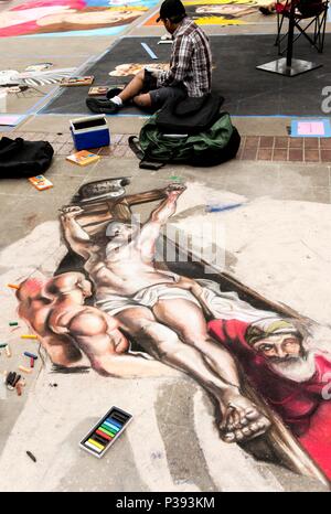 Pasadena, Californie, USA. 17 Juin, 2018. Les artistes travaillent pour compléter leurs murales sur le trottoir de l'avenue Paseo Colorado marketplace sur la deuxième journée de la Pasadena 2018 Festival de craie. Crédit : Brian Cahn/ZUMA/Alamy Fil Live News Banque D'Images