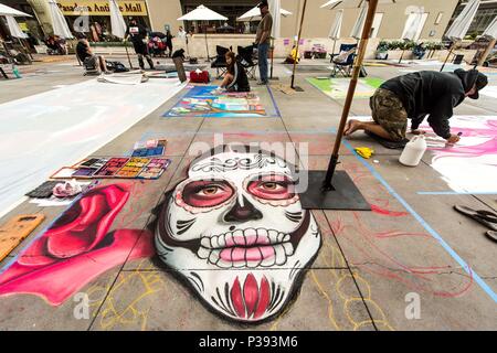 Pasadena, Californie, USA. 17 Juin, 2018. Les artistes travaillent pour compléter leurs murales sur le trottoir de l'avenue Paseo Colorado marketplace sur la deuxième journée de la Pasadena 2018 Festival de craie. Crédit : Brian Cahn/ZUMA/Alamy Fil Live News Banque D'Images