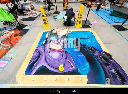 Pasadena, Californie, USA. 17 Juin, 2018. Les artistes travaillent pour compléter leurs murales sur le trottoir de l'avenue Paseo Colorado marketplace sur la deuxième journée de la Pasadena 2018 Festival de craie. Crédit : Brian Cahn/ZUMA/Alamy Fil Live News Banque D'Images