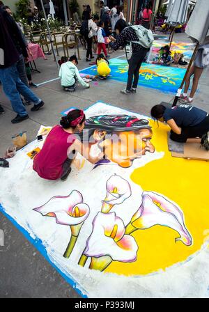 Pasadena, Californie, USA. 17 Juin, 2018. Les artistes travaillent pour compléter leurs murales sur le trottoir de l'avenue Paseo Colorado marketplace sur la deuxième journée de la Pasadena 2018 Festival de craie. Crédit : Brian Cahn/ZUMA/Alamy Fil Live News Banque D'Images