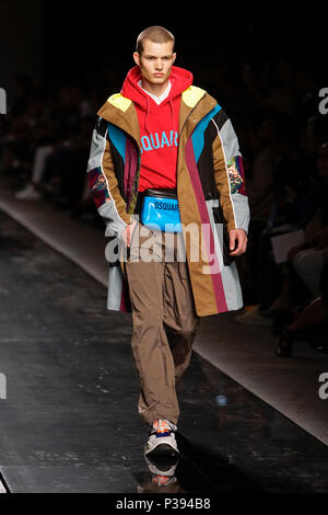 Milan, Italie. 17 Juin, 2018. Un modèle présente des créations de Dsquared2 Milan pendant la Semaine de la mode masculine Printemps/été 2019 à Milan, Italie, le 17 juin 2018. Credit : Wang Jian/Xinhua/Alamy Live News Banque D'Images