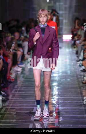Milan, Italie. 17 Juin, 2018. Un modèle présente des créations de Prada de Milan pendant la Semaine de la mode pour hommes Printemps/été 2019 à Milan, Italie, le 17 juin 2018. Credit : Wang Jian/Xinhua/Alamy Live News Banque D'Images