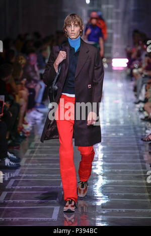 Milan, Italie. 17 Juin, 2018. Un modèle présente des créations de Prada de Milan pendant la Semaine de la mode pour hommes Printemps/été 2019 à Milan, Italie, le 17 juin 2018. Credit : Wang Jian/Xinhua/Alamy Live News Banque D'Images