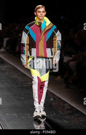 Milan, Italie. 17 Juin, 2018. Un modèle présente des créations de Dsquared2 Milan pendant la Semaine de la mode masculine Printemps/été 2019 à Milan, Italie, le 17 juin 2018. Credit : Wang Jian/Xinhua/Alamy Live News Banque D'Images