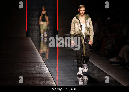 Milan, Italie. 17 Juin, 2018. Un modèle présente des créations de Dsquared2 Milan pendant la Semaine de la mode masculine Printemps/été 2019 à Milan, Italie, le 17 juin 2018. Credit : Wang Jian/Xinhua/Alamy Live News Banque D'Images