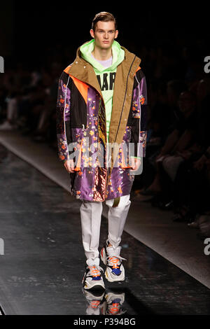 Milan, Italie. 17 Juin, 2018. Un modèle présente des créations de Dsquared2 Milan pendant la Semaine de la mode masculine Printemps/été 2019 à Milan, Italie, le 17 juin 2018. Credit : Wang Jian/Xinhua/Alamy Live News Banque D'Images