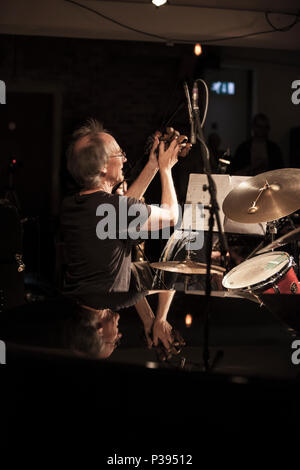 London, UK. 16 Jun, 2018. épuisé Night at Cafe Oto à Stoke Newington, Hackney, musique : Lindsay Cooper Songbook, Chris Cutler (Henry Cow) la batterie et percussions, (JOHN GREAVES / YUMI HARA / CHLÖE HERINGTON / TIM HODGKINSON / DAGMAR KRAUSE)  + LES WATTS  + John Greaves (solo)  + Chlöe Herington (solo) 16/06/2018, Londres, Katja Heber. Credit : Katja Heber/Alamy Live News Banque D'Images