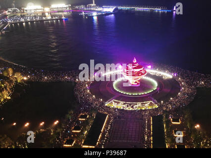 Qingdao. 17 Juin, 2018. Photo aérienne prise le 17 juin 2018 montre la vue de nuit de la place Wusi à Qingdao, Chine de l'est la province de Shandong. Les gens profiter de leur temps de vacances pendant le Festival du bateau-dragon. Crédit : Li Ziheng/Xinhua/Alamy Live News Banque D'Images