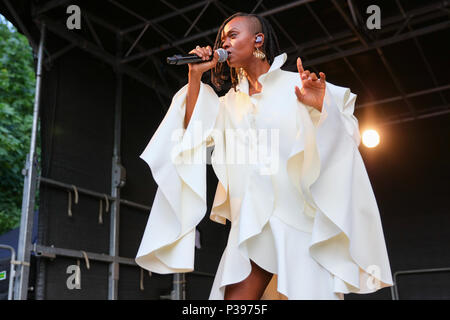 Oslo, Norvège. 17 juin, 2018. Le chanteur et auteur-compositeur Kelela effectue un concert live au cours de la fête de la musique norvégienne Piknik i Parken 2018 à Oslo (crédit photo : Gonzales Photo - Stian S. Moller). Banque D'Images