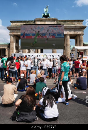 Berlin, Allemagne.. 17 juin 2018. Coupe du Monde de Football 2018. Fans se rassemblent pour regarder les matchs sur des écrans géants placés le long de la Strasse, le 17 juin. La zone d'affichage s'étire sur près de deux kilomètres et le gigantesque fan fest est connue comme la Fanmeile. Credit : Eden Breitz/Alamy Live News Banque D'Images