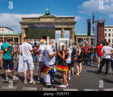 Berlin, Allemagne.. 17 juin 2018. Coupe du Monde de Football 2018. Fans se rassemblent pour regarder les matchs sur des écrans géants placés le long de la Strasse, le 17 juin. La zone d'affichage s'étire sur près de deux kilomètres et le gigantesque fan fest est connue comme la Fanmeile. Credit : Eden Breitz/Alamy Live News Banque D'Images