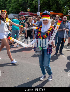 Berlin, Allemagne.. 17 juin 2018. Coupe du Monde de Football 2018. Fans se rassemblent pour regarder les matchs sur des écrans géants placés le long de la Strasse, le 17 juin. La zone d'affichage s'étire sur près de deux kilomètres et le gigantesque fan fest est connue comme la Fanmeile. Credit : Eden Breitz/Alamy Live News Banque D'Images