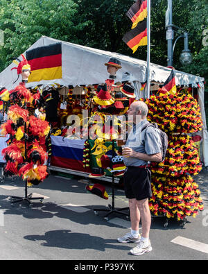 Berlin, Allemagne.. 17 juin 2018. Coupe du Monde de Football 2018. Fans se rassemblent pour regarder les matchs sur des écrans géants placés le long de la Strasse, le 17 juin. La zone d'affichage s'étire sur près de deux kilomètres et le gigantesque fan fest est connue comme la Fanmeile. Credit : Eden Breitz/Alamy Live News Banque D'Images