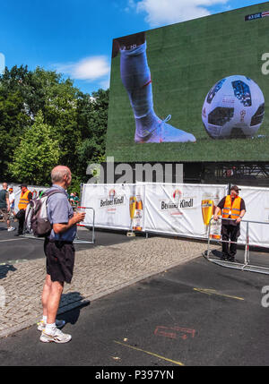 Berlin, Allemagne.. 17 juin 2018. Coupe du Monde de Football 2018. Fans se rassemblent pour regarder les matchs sur des écrans géants placés le long de la Strasse, le 17 juin. La zone d'affichage s'étire sur près de deux kilomètres et le gigantesque fan fest est connue comme la Fanmeile. Credit : Eden Breitz/Alamy Live News Banque D'Images