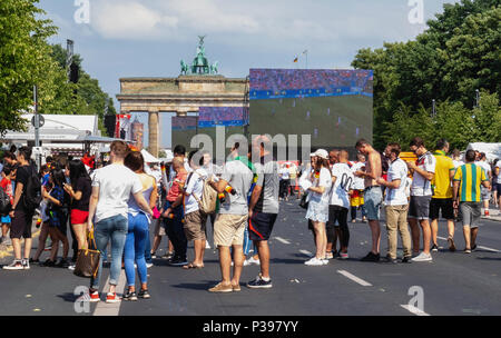 Berlin, Allemagne.. 17 juin 2018. Coupe du Monde de Football 2018. Fans se rassemblent pour regarder les matchs sur des écrans géants placés le long de la Strasse, le 17 juin. La zone d'affichage s'étire sur près de deux kilomètres et le gigantesque fan fest est connue comme la Fanmeile. Credit : Eden Breitz/Alamy Live News Banque D'Images