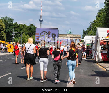 Berlin, Allemagne.. 17 juin 2018. Coupe du Monde de Football 2018. Fans se rassemblent pour regarder les matchs sur des écrans géants placés le long de la Strasse, le 17 juin. La zone d'affichage s'étire sur près de deux kilomètres et le gigantesque fan fest est connue comme la Fanmeile. Credit : Eden Breitz/Alamy Live News Banque D'Images