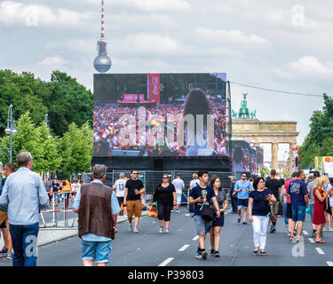 Berlin, Allemagne.. 17 juin 2018. Coupe du Monde de Football 2018. Fans se rassemblent pour regarder les matchs sur des écrans géants placés le long de la Strasse, le 17 juin. La zone d'affichage s'étire sur près de deux kilomètres et le gigantesque fan fest est connue comme la Fanmeile. Credit : Eden Breitz/Alamy Live News Banque D'Images