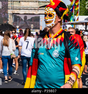 Berlin, Allemagne.. 17 juin 2018. Coupe du Monde de Football 2018. Fans se rassemblent pour regarder les matchs sur des écrans géants placés le long de la Strasse, le 17 juin. La zone d'affichage s'étire sur près de deux kilomètres et le gigantesque fan fest est connue comme la Fanmeile. Credit : Eden Breitz/Alamy Live News Banque D'Images