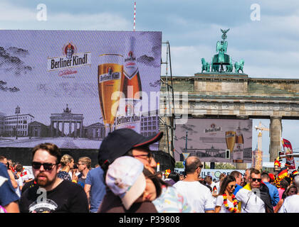 Berlin, Allemagne.. 17 juin 2018. Coupe du Monde de Football 2018. Fans se rassemblent pour regarder les matchs sur des écrans géants placés le long de la Strasse, le 17 juin. La zone d'affichage s'étire sur près de deux kilomètres et le gigantesque fan fest est connue comme la Fanmeile. Credit : Eden Breitz/Alamy Live News Banque D'Images