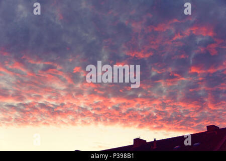 Gettorf, Allemagne. 17 Juin, 2018. Rouge, bloody Sunset over Gettorf, North-Germany © Björn Deutschmann/Alamy Live News Banque D'Images