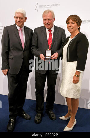 18 juin 2018, Hanovre, Allemagne : Josef Schuster (L-R), président du Conseil Central Juif, la Basse Saxe et de boursiers pasteur Wilfried Manneke ainsi que Margot laudator Kaeßmann au cours de la cérémonie de remise des prix de la Paul Spiegel award for courage civique. Le Conseil central des Juifs en Allemagne a reçu pour son Manneke Wilfried le travail social contre la droite - le prix a été décerné annuellement depuis 2009, et doté de 5000 euros. Photo : Holger Hollemann/dpa Banque D'Images