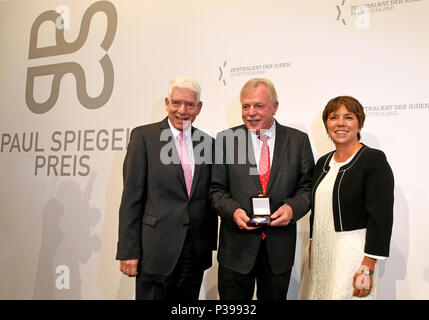 18 juin 2018, Hanovre, Allemagne : Josef Schuster (L-R), président du Conseil Central Juif, la Basse Saxe et de boursiers pasteur Wilfried Manneke ainsi que Margot laudator Kaeßmann au cours de la cérémonie de remise des prix de la Paul Spiegel award for courage civique. Le Conseil central des Juifs en Allemagne a reçu pour son Manneke Wilfried le travail social contre la droite - le prix a été décerné annuellement depuis 2009, et doté de 5000 euros. Photo : Holger Hollemann/dpa Banque D'Images